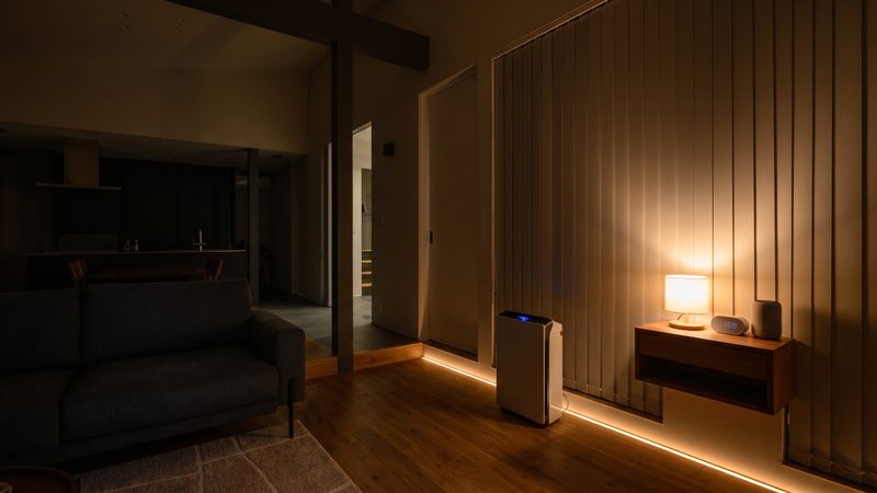 夜のリビング、間接照明だけの静かな空間