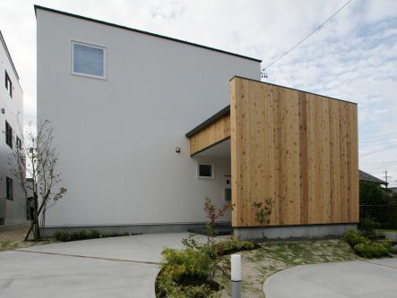 白の外壁に木の板がおしゃれな家 Rikyu リキュー 一級建築士事務所 西尾 蒲郡で注文住宅なら