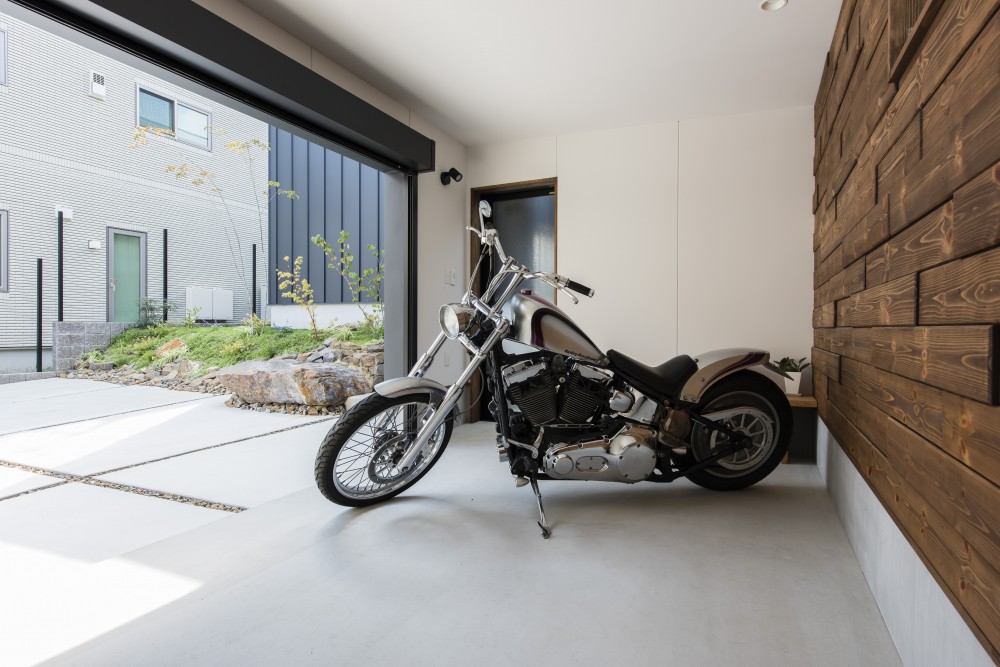 バイクガレージのある、男の趣味を楽しむ家