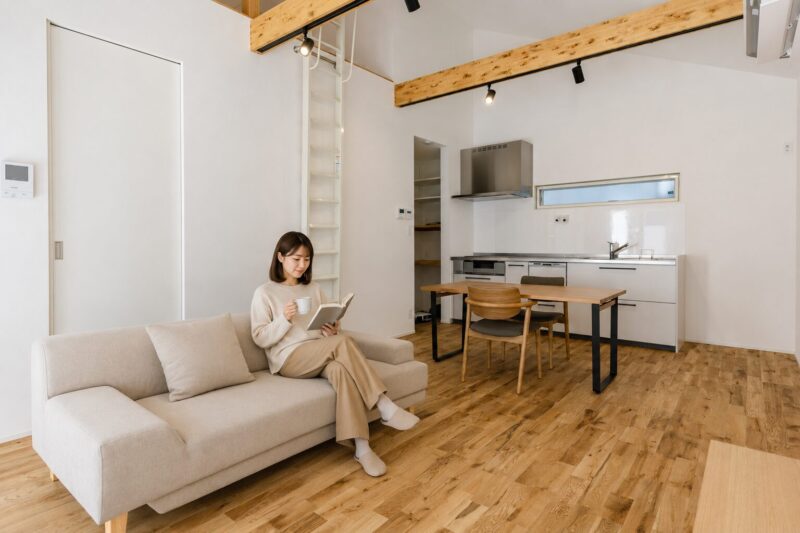 平屋で女性がリラックスしている